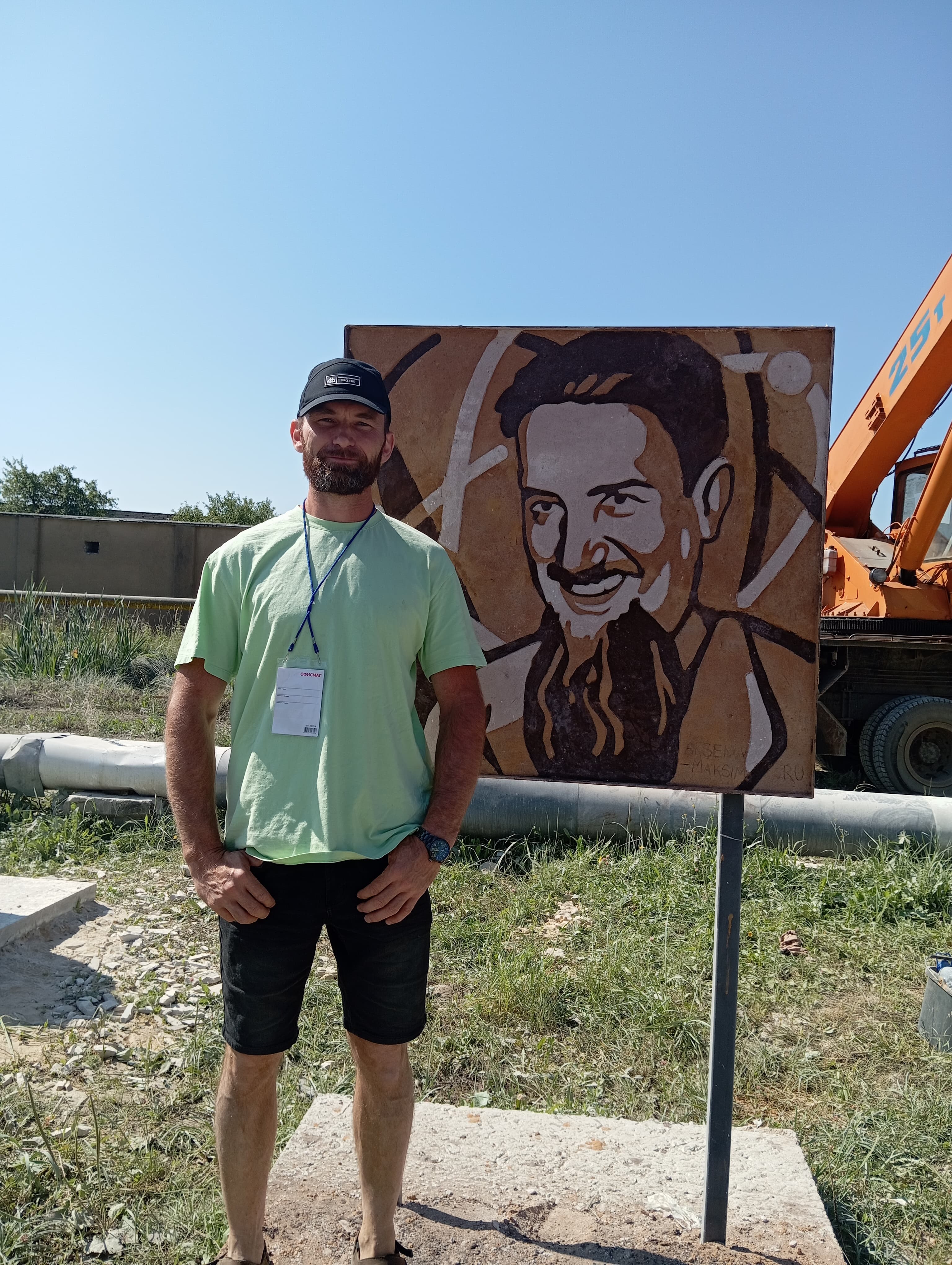 Портрета Курчатова в технике сграффито