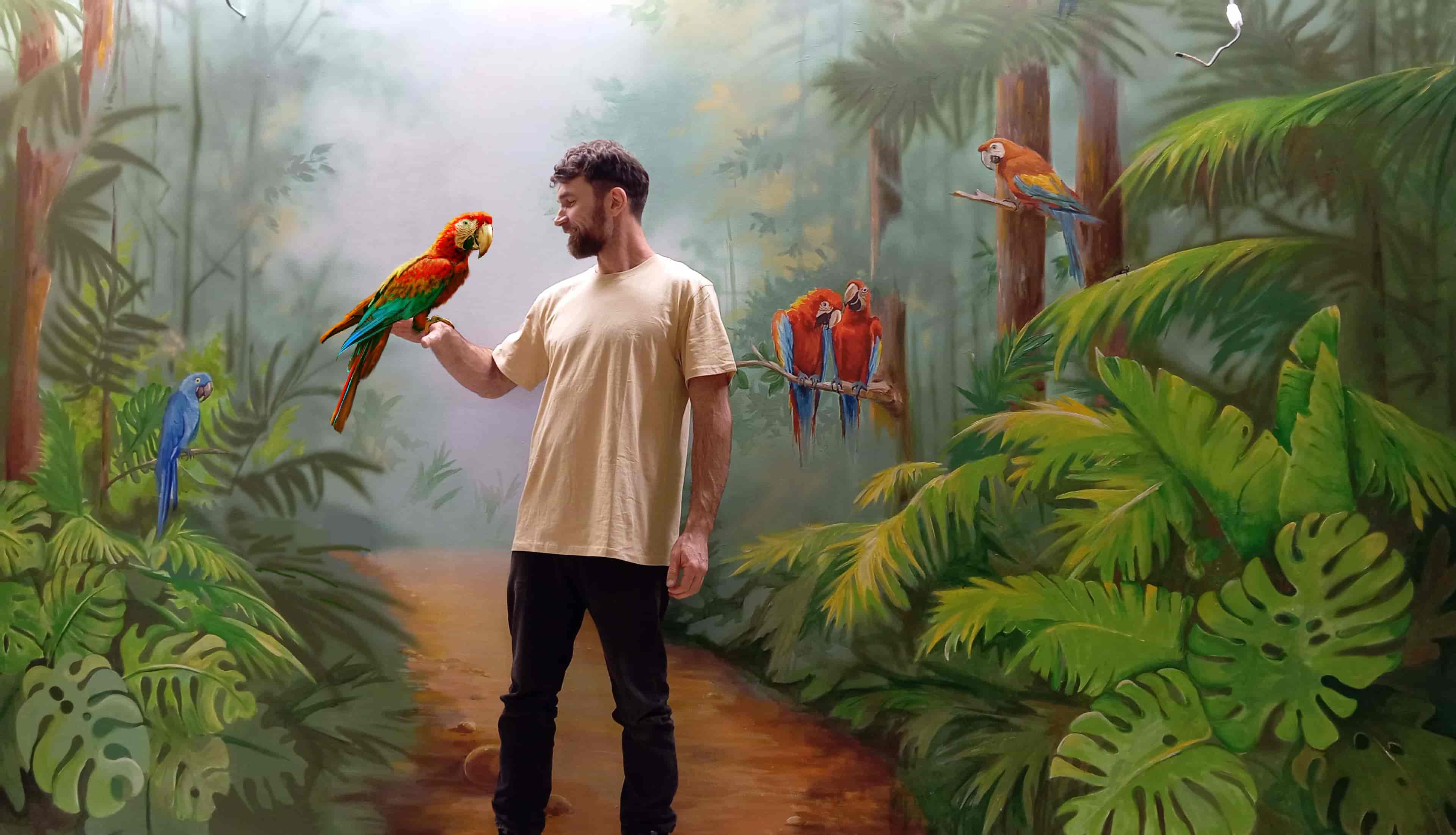 Красивая роспись стены в стиле тропиков